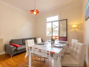 un soggiorno con tavolo e divano di Apartment Andree Baita by Interhome a Saint-Jean-de-Luz