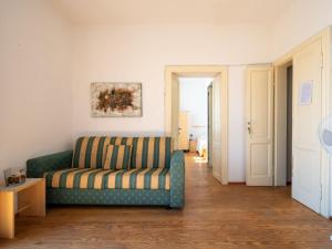 een woonkamer met een groene bank in een kamer bij Apartment SOMS-1 by Interhome in Ghiffa