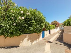 een grote groene struik aan de zijkant van een hek bij Holiday Home Les mas Bleus by Interhome in Saint Cyprien Plage