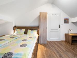 Postel nebo postele na pokoji v ubytování Apartment Harrachov 611-1 by Interhome