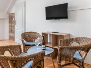 TV a/nebo společenská místnost v ubytování Apartment Harrachov 611-1 by Interhome + 35 fotografií