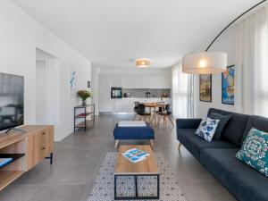 ein Wohnzimmer mit einem Sofa und einem Tisch in der Unterkunft Apartment LocTowers A4-4-4 by Interhome in Locarno