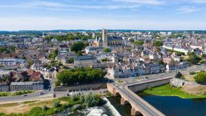 ヌヴェールにあるStudio en RDC avec terrasseの橋のある都市の航空写真