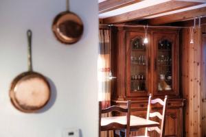 uma sala de jantar com 2 cadeiras e um armário de madeira em Chalet Nucleo 12 by Quokka 360 - bouldering temple in Chironico em Chironico