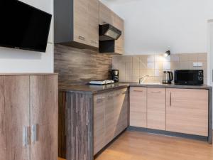 Kuchyňa alebo kuchynka v ubytovaní Studio Harrachov 611-2 by Interhome + 23 fotografií