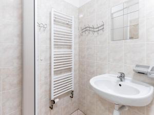 Kúpeľňa v ubytovaní Studio Harrachov 611-2 by Interhome