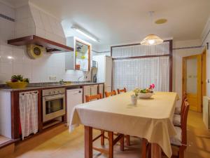 una cocina con mesa y mantel. en Holiday Home Can Masset by Interhome, en Banyalbufar