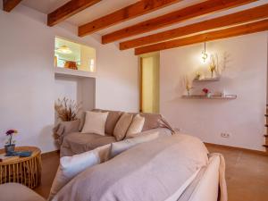 salon z kanapą i stołem w obiekcie Holiday Home Can Masset by Interhome w mieście Banyalbufar +24 zdjęcia