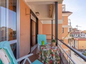 een balkon met een tafel en stoelen bij Apartment Da Lina by Interhome in San Bartolomeo al Mare