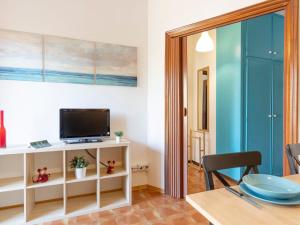 een woonkamer met een televisie en een tafel bij Apartment Da Lina by Interhome in San Bartolomeo al Mare