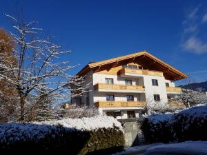 Zdjęcie z galerii obiektu Apartment Panorama Apartments Ehrmann by Interhome w mieście Zell am See