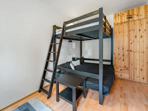 Etagenbett mit Leiter in einem Zimmer in der Unterkunft Apartment Sachrův Kopec by Interhome in Harrachov