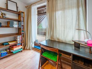 ein Heimbüro mit einem Schreibtisch und einem Fenster in der Unterkunft Apartment Sachrův Kopec by Interhome in Harrachov