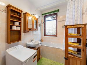 ein Badezimmer mit einem Waschbecken, einer Badewanne und einem WC in der Unterkunft Apartment Sachrův Kopec by Interhome in Harrachov