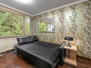 - une chambre avec un lit, un miroir et une fenêtre dans l'établissement Apartment Harrachov Resident Vesna by Interhome, à Harrachov