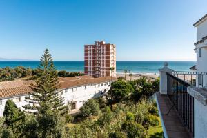 マニルバにあるBeach Apartment Marina Duquesaのビーチの景色を望むバルコニーが備わる客室です。