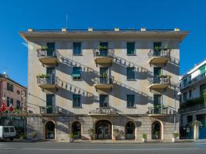 Hotel Giulio Cesare في رابالو: مبنى فيه بلكونات جنبه