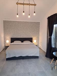 sypialnia z łóżkiem, dwoma stołami i dwoma lampami w obiekcie Kevin&Jessica Rooms w mieście Giarmata