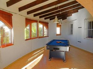 een kamer met een pooltafel in het midden bij La Morada in Altea