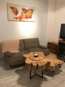 sala de estar con sofá y mesa de centro en DEPARTAMENTO REFACCIONADO FRENTE AL MAR en Mar del Plata