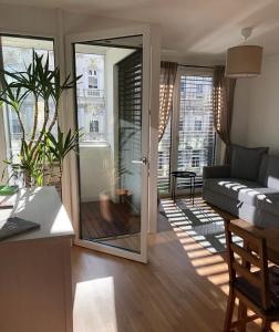 ein Wohnzimmer mit einer Glasschiebetür zum Wohnzimmer in der Unterkunft Vienna Sunny Side Up Apartments in Wien