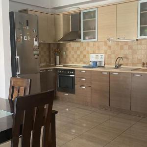 A kitchen or kitchenette at Ρετιρέ με θέα