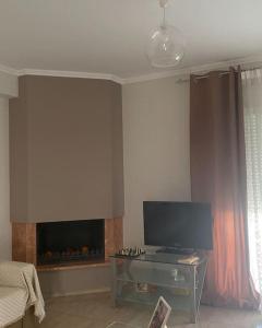 A television and/or entertainment centre at Ρετιρέ με θέα