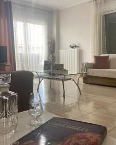 A seating area at Ρετιρέ με θέα