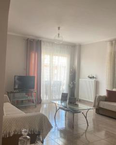 A television and/or entertainment centre at Ρετιρέ με θέα