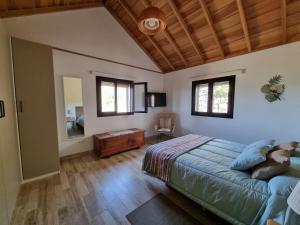 een slaapkamer met een bed en een houten plafond bij villa los vaqueros in Garafía
