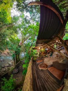 un gran barco sentado en medio de un bosque en Casa del Pozo Azul, en Minca