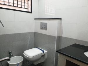 uma casa de banho com um WC e um lavatório em Kanmani Elite- A Perfect Home em Tiruchchirappalli