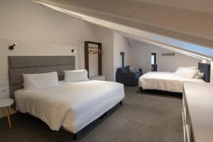 ein Hotelzimmer mit 2 Betten und einem Sofa in der Unterkunft Boutique Hotel Touring in Verona