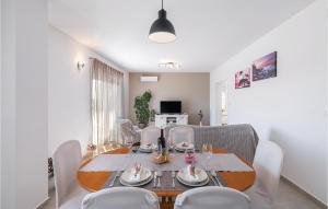 een eetkamer met een tafel en stoelen bij Gorgeous Home In Barban With Kitchen in Barban