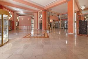 un grand hall avec du carrelage et des colonnes orange. dans l'établissement Palais Miramar - Suite Blue Room - Vue Mer -Croisette Emplacement Unique - 20M Plage - WIFI - Clim, à Cannes
