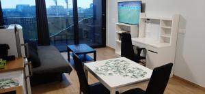 Televízia a/alebo spoločenská miestnosť v ubytovaní Apartment Cherry Bratislava & free parking
