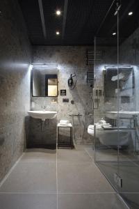 A bathroom at VERSOVERDE HOTEL Alzaia Naviglio Grande
