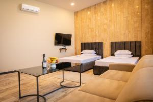 Un pat sau paturi într-o cameră la B H Y Guesthouse in Yerevan