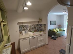 - une cuisine avec un canapé dans le salon dans l'établissement Appartamento Sarah Key 10 minuti dall’Ariston ***, à Sanremo