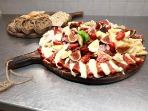 الطعام في بيت الضيافة أو بالجوار