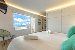 sypialnia z dużym białym łóżkiem i oknem w obiekcie Pámpano Ocean View w Puerto de la Cruz +23 zdjęcia