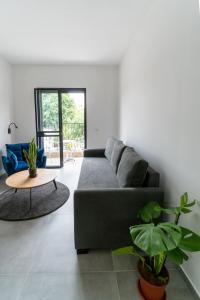 uma sala de estar com um sofá e uma mesa em Nahal Oz 33 em Tel Aviv