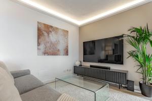 salon z kanapą i telewizorem z płaskim ekranem w obiekcie Pámpano Ocean View w Puerto de la Cruz
