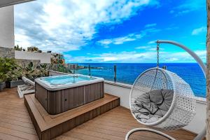wanna z hydromasażem i huśtawka na balkonie z widokiem na ocean w obiekcie Pámpano Ocean View w Puerto de la Cruz