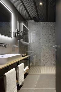 A bathroom at VERSOVERDE HOTEL Alzaia Naviglio Grande