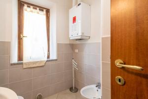 une salle de bain avec toilettes, lavabo et fenêtre dans l'établissement Papà Giuseppe La Stalla, à Cortone 16 autres photos