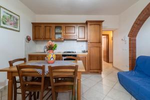 een keuken en eetkamer met een tafel en stoelen bij Papà Giuseppe La Stalla in Cortona
