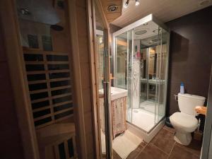 Et badeværelse på Les Silènes pyrènes 2000 Meublé touristique 4 Etoiles + 31 billeder