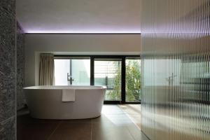 A bathroom at VERSOVERDE HOTEL Alzaia Naviglio Grande