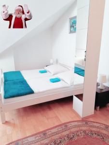 sypialnia z santa claus wiszącym na suficie w obiekcie Favoriten-Rooms w Wiedniu